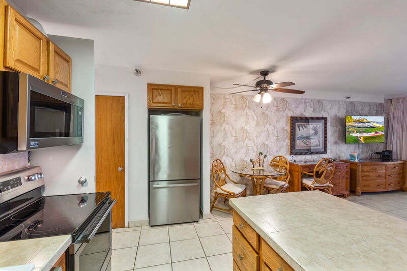 Maui Kai 806 bedroom with ocean backdrop and California King bed, perfect for restful sleep